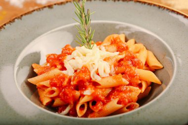 Lezzetli soslu lezzetli klasik İtalyan makarnası..