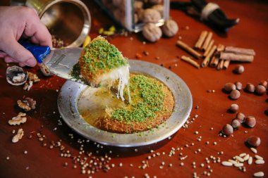Türk tatlısı, kunafa, kaday fıstığı tozu ve peynirli sıcak yenilen tatlı