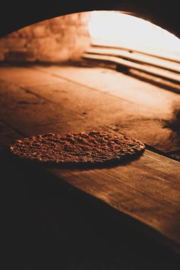 Bir restoranda, pide veya pide ekmeğinde fırında veya sobada pişiyor. Fırın ya da fırın konsepti resmi.