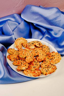 Bir grup çeşit kurabiye. Çikolata parçacıklı, yulaflı, kuru üzümlü, beyaz çikolatalı.