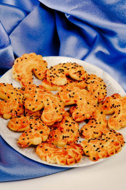 Bir grup çeşit kurabiye. Çikolata parçacıklı, yulaflı, kuru üzümlü, beyaz çikolatalı.