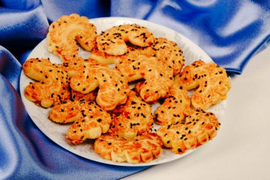 Bir grup çeşit kurabiye. Çikolata parçacıklı, yulaflı, kuru üzümlü, beyaz çikolatalı.