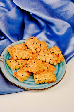 Bir grup çeşit kurabiye. Çikolata parçacıklı, yulaflı, kuru üzümlü, beyaz çikolatalı.