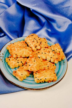 Bir grup çeşit kurabiye. Çikolata parçacıklı, yulaflı, kuru üzümlü, beyaz çikolatalı.