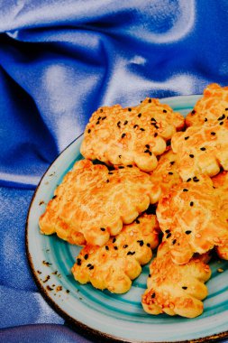 Bir grup çeşit kurabiye. Çikolata parçacıklı, yulaflı, kuru üzümlü, beyaz çikolatalı.