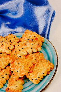 Bir grup çeşit kurabiye. Çikolata parçacıklı, yulaflı, kuru üzümlü, beyaz çikolatalı.