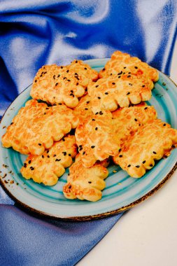 Bir grup çeşit kurabiye. Çikolata parçacıklı, yulaflı, kuru üzümlü, beyaz çikolatalı.