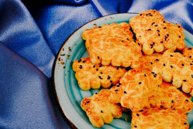 Bir grup çeşit kurabiye. Çikolata parçacıklı, yulaflı, kuru üzümlü, beyaz çikolatalı.
