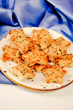 Bir grup çeşit kurabiye. Çikolata parçacıklı, yulaflı, kuru üzümlü, beyaz çikolatalı.