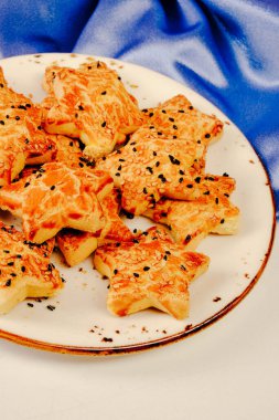 Bir grup çeşit kurabiye. Çikolata parçacıklı, yulaflı, kuru üzümlü, beyaz çikolatalı.