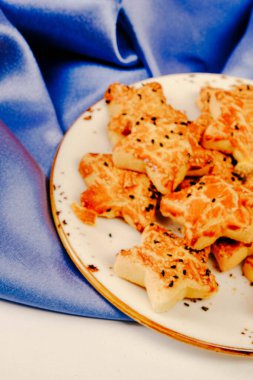 Bir grup çeşit kurabiye. Çikolata parçacıklı, yulaflı, kuru üzümlü, beyaz çikolatalı.