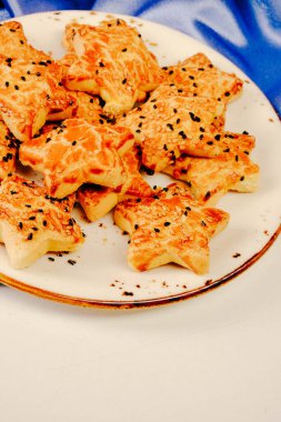 Bir grup çeşit kurabiye. Çikolata parçacıklı, yulaflı, kuru üzümlü, beyaz çikolatalı.