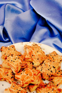 Bir grup çeşit kurabiye. Çikolata parçacıklı, yulaflı, kuru üzümlü, beyaz çikolatalı.