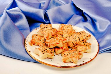 Bir grup çeşit kurabiye. Çikolata parçacıklı, yulaflı, kuru üzümlü, beyaz çikolatalı.