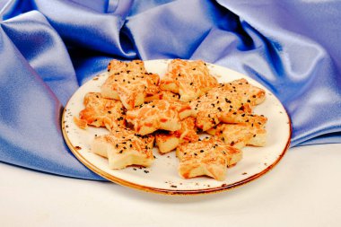 Bir grup çeşit kurabiye. Çikolata parçacıklı, yulaflı, kuru üzümlü, beyaz çikolatalı.