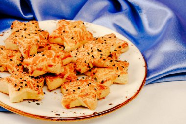 Bir grup çeşit kurabiye. Çikolata parçacıklı, yulaflı, kuru üzümlü, beyaz çikolatalı.