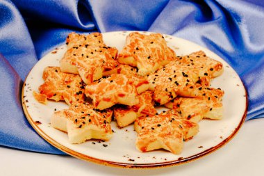 Bir grup çeşit kurabiye. Çikolata parçacıklı, yulaflı, kuru üzümlü, beyaz çikolatalı.