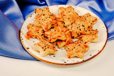 Bir grup çeşit kurabiye. Çikolata parçacıklı, yulaflı, kuru üzümlü, beyaz çikolatalı.