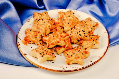 Bir grup çeşit kurabiye. Çikolata parçacıklı, yulaflı, kuru üzümlü, beyaz çikolatalı.