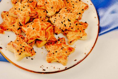 Bir grup çeşit kurabiye. Çikolata parçacıklı, yulaflı, kuru üzümlü, beyaz çikolatalı.