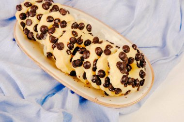 Koyu çikolata parçaları ile tanımlama