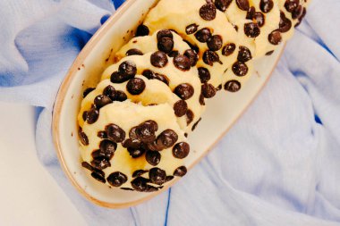 Koyu çikolata parçaları ile tanımlama