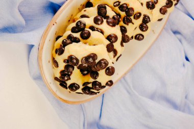 Koyu çikolata parçaları ile tanımlama