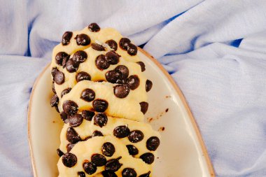 Bir grup çeşit kurabiye. Çikolata parçacıklı, yulaflı, kuru üzümlü, beyaz çikolatalı.