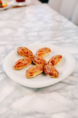 Bir grup çeşit kurabiye. Çikolata parçacıklı, yulaflı, kuru üzümlü, beyaz çikolatalı.