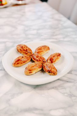 Bir grup çeşit kurabiye. Çikolata parçacıklı, yulaflı, kuru üzümlü, beyaz çikolatalı.