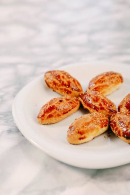 Bir grup çeşit kurabiye. Çikolata parçacıklı, yulaflı, kuru üzümlü, beyaz çikolatalı.