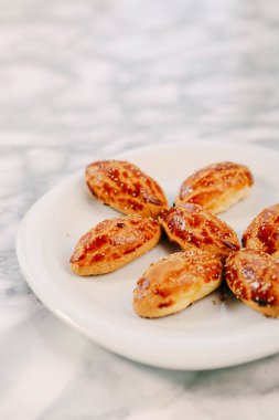 Bir grup çeşit kurabiye. Çikolata parçacıklı, yulaflı, kuru üzümlü, beyaz çikolatalı.