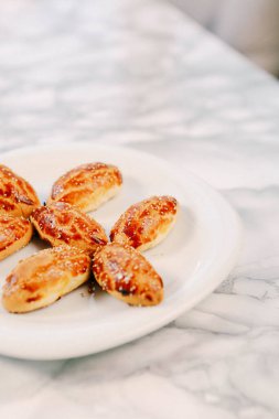 Bir grup çeşit kurabiye. Çikolata parçacıklı, yulaflı, kuru üzümlü, beyaz çikolatalı.