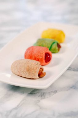 Bir grup çeşit kurabiye. Çikolata parçacıklı, yulaflı, kuru üzümlü, beyaz çikolatalı.