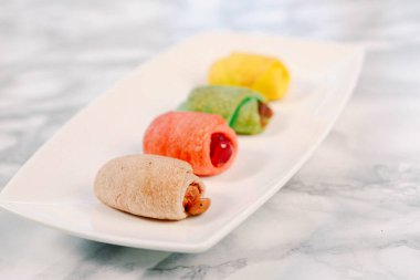 Bir grup çeşit kurabiye. Çikolata parçacıklı, yulaflı, kuru üzümlü, beyaz çikolatalı.