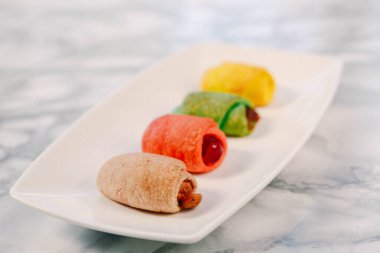 Bir grup çeşit kurabiye. Çikolata parçacıklı, yulaflı, kuru üzümlü, beyaz çikolatalı.