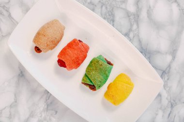 Bir grup çeşit kurabiye. Çikolata parçacıklı, yulaflı, kuru üzümlü, beyaz çikolatalı.