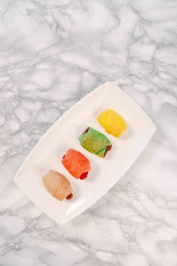 Bir grup çeşit kurabiye. Çikolata parçacıklı, yulaflı, kuru üzümlü, beyaz çikolatalı.