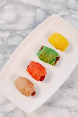 Bir grup çeşit kurabiye. Çikolata parçacıklı, yulaflı, kuru üzümlü, beyaz çikolatalı.