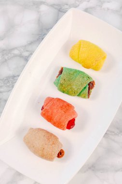 Bir grup çeşit kurabiye. Çikolata parçacıklı, yulaflı, kuru üzümlü, beyaz çikolatalı.