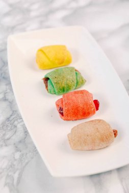 Bir grup çeşit kurabiye. Çikolata parçacıklı, yulaflı, kuru üzümlü, beyaz çikolatalı.