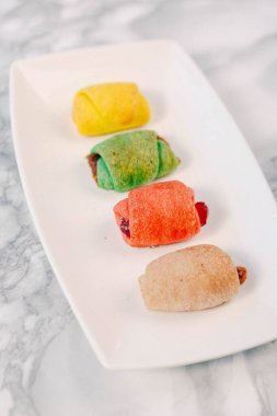 Bir grup çeşit kurabiye. Çikolata parçacıklı, yulaflı, kuru üzümlü, beyaz çikolatalı.