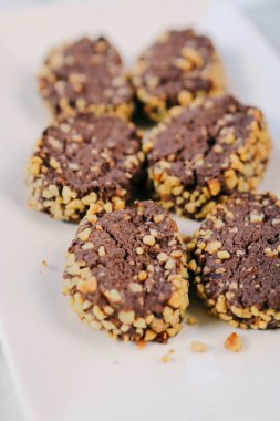 Bir grup çeşit kurabiye. Çikolata parçacıklı, yulaflı, kuru üzümlü, beyaz çikolatalı.