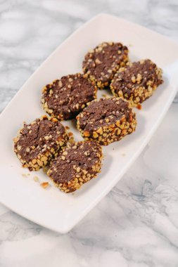 Bir grup çeşit kurabiye. Çikolata parçacıklı, yulaflı, kuru üzümlü, beyaz çikolatalı.