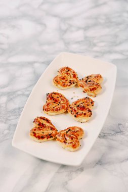 Bir grup çeşit kurabiye. Çikolata parçacıklı, yulaflı, kuru üzümlü, beyaz çikolatalı.