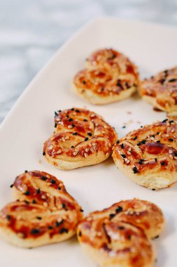 Bir grup çeşit kurabiye. Çikolata parçacıklı, yulaflı, kuru üzümlü, beyaz çikolatalı.