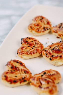 Bir grup çeşit kurabiye. Çikolata parçacıklı, yulaflı, kuru üzümlü, beyaz çikolatalı.