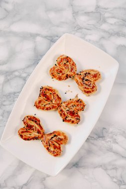 Bir grup çeşit kurabiye. Çikolata parçacıklı, yulaflı, kuru üzümlü, beyaz çikolatalı.