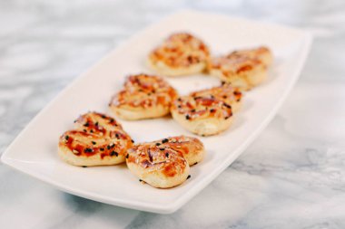 Bir grup çeşit kurabiye. Çikolata parçacıklı, yulaflı, kuru üzümlü, beyaz çikolatalı.