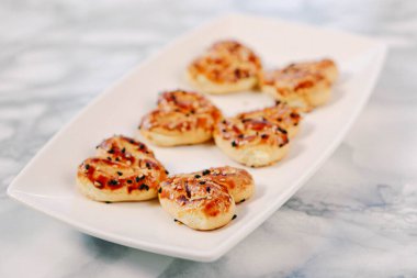 Bir grup çeşit kurabiye. Çikolata parçacıklı, yulaflı, kuru üzümlü, beyaz çikolatalı.